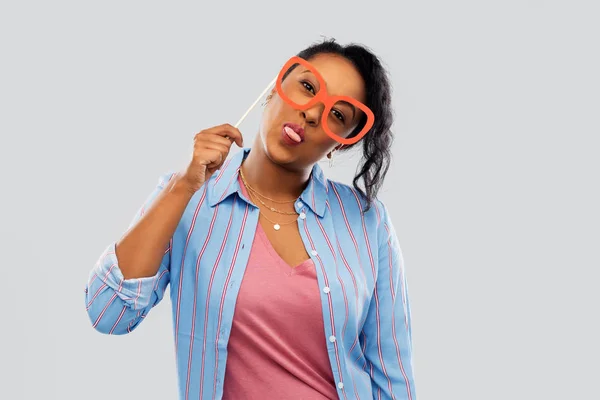 Mujer afro-americana feliz con gafas grandes — Foto de Stock