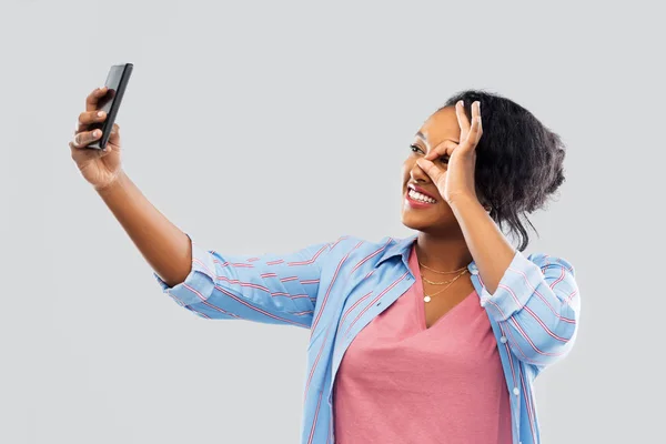 African american woman taking selfie by smartphone — Stock Photo, Image
