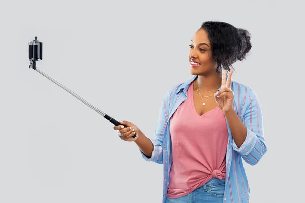 African american woman taking selfie by smartphone — Stock Photo, Image