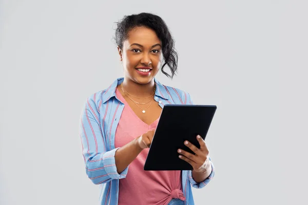 Ευτυχισμένη Αφροαμερικανή γυναίκα που χρησιμοποιεί το tablet pc — Φωτογραφία Αρχείου