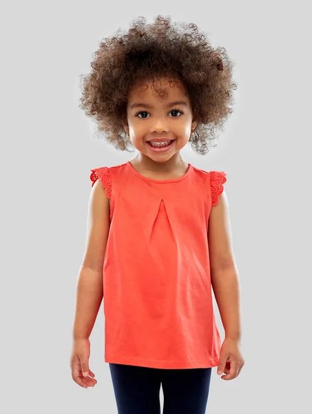 快乐的小非洲裔美国女孩，穿灰色衣服 — 图库照片