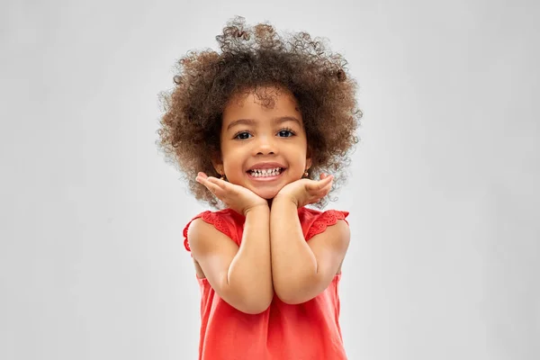 Menina americana africana feliz sobre cinza — Fotografia de Stock