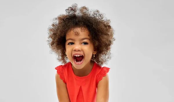 Feliz riendo poco afroamericano chica — Foto de Stock