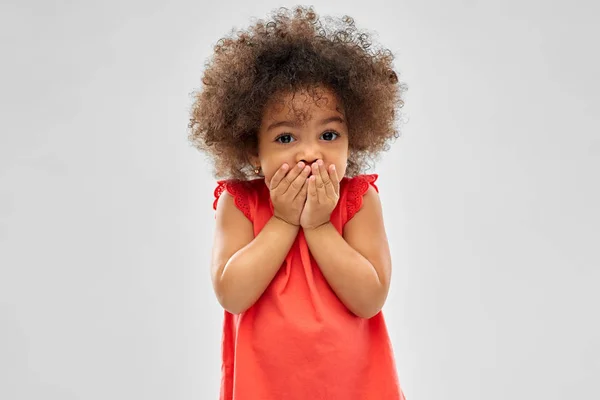 Confuso Africano americano menina cobrindo boca — Fotografia de Stock