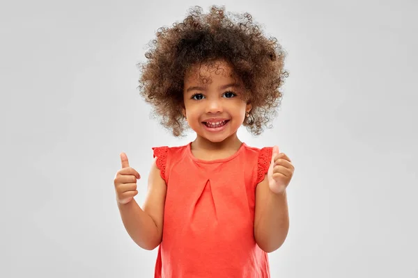 Pequeña afroamericana chica mostrando pulgares hacia arriba — Foto de Stock