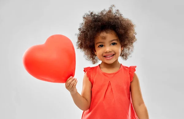 Menina americana africana com balão em forma de coração — Fotografia de Stock