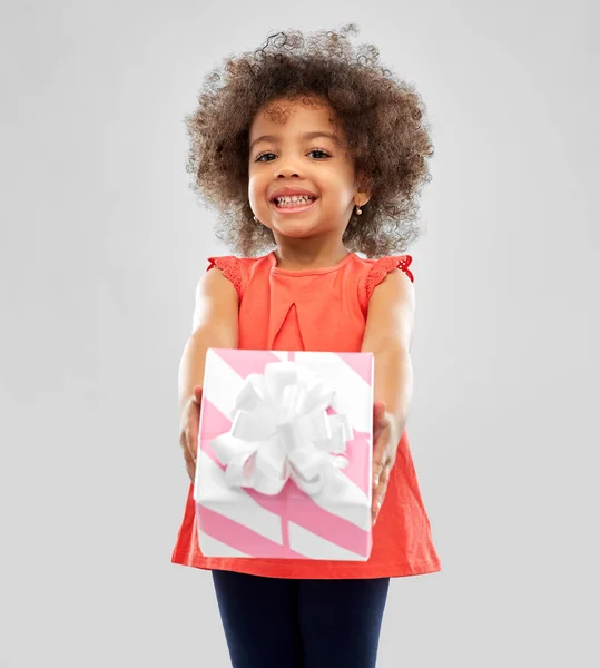 Pequena menina americana africana feliz com caixa de presente — Fotografia de Stock