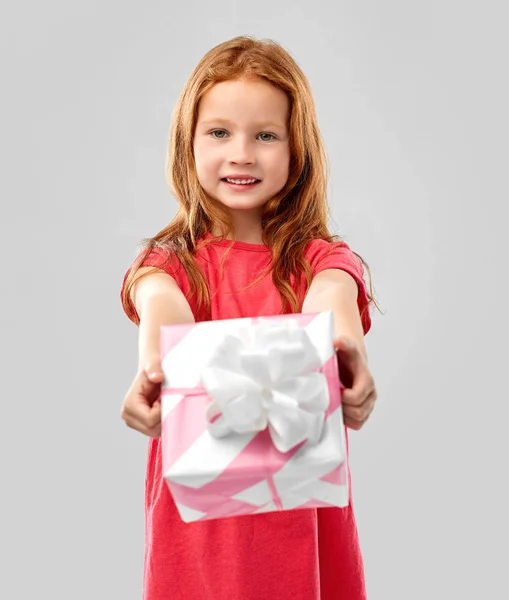 Прекрасная рыжая девушка с подарком на день рождения — стоковое фото