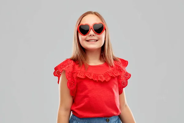 Sourire fille préadolescente avec des lunettes de soleil en forme de coeur — Photo