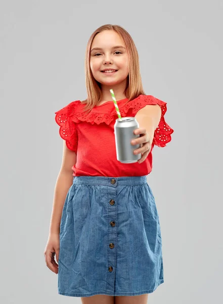 Sonriente preadolescente chica bebiendo refresco de lata —  Fotos de Stock