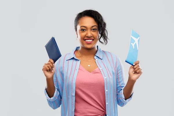 Αφρικανή γυναίκα με διαβατήριο και αεροπορικό εισιτήριο Φωτογραφία Αρχείου