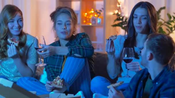 Przyjaciele jedzenie pizzy i picia wina w domu — Wideo stockowe
