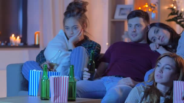 Vänner med öl och popcorn titta på tv hemma — Stockvideo