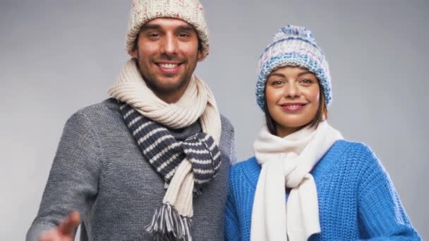 Couple heureux en vêtements d'hiver montrant pouces vers le haut — Video