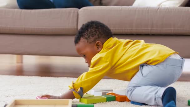 Afro-americano bebê menino brincando com brinquedos blocos — Vídeo de Stock