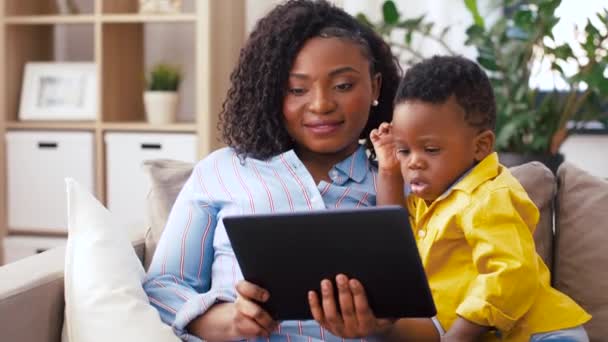 Mutter benutzt Tablet-PC mit Baby-Sohn zu Hause — Stockvideo