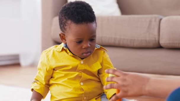 Mother and baby playing with toy blocks at home — Stock Video