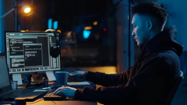 Hacker usando computador para ataque cibernético à noite — Vídeo de Stock