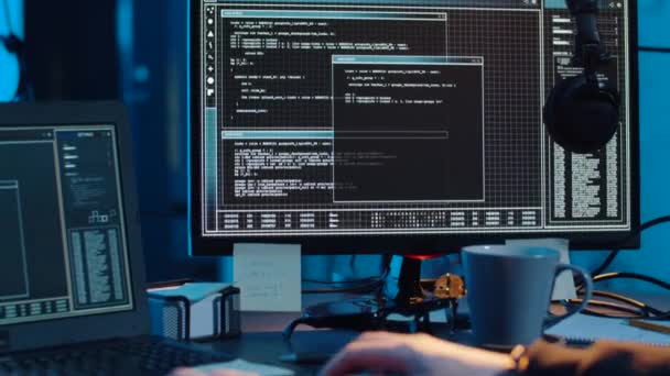 Hacker utilisant l’ordinateur pour l’attaque de cyber la nuit — Video