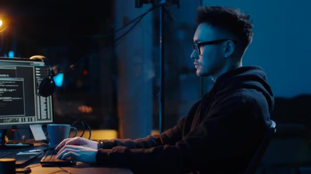 Hacker používající počítač pro kybernetický útok v noci — Stock video