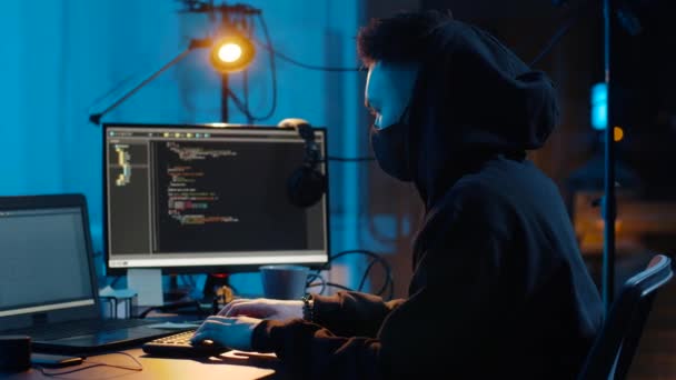 Хакер, використовуючи комп'ютер для кібератаки вночі — стокове відео