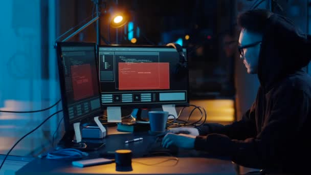 Hacker utilisant l’ordinateur pour l’attaque de cyber la nuit — Video