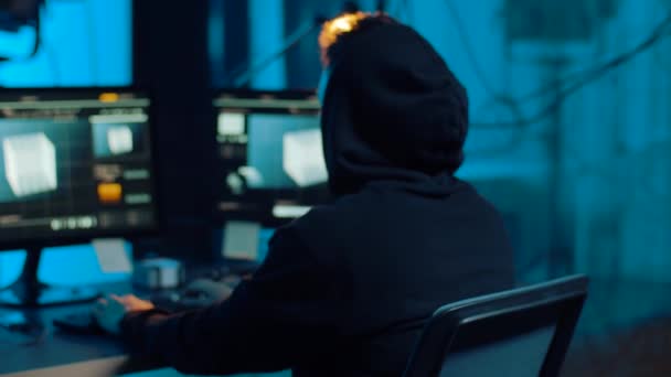 Asiático hacker en oscuro habitación con computadoras en la noche — Vídeo de stock