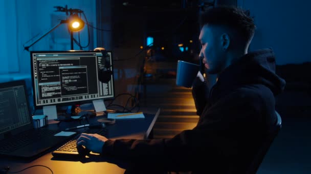 Hacker utilizzando il computer per l'attacco informatico di notte — Video Stock