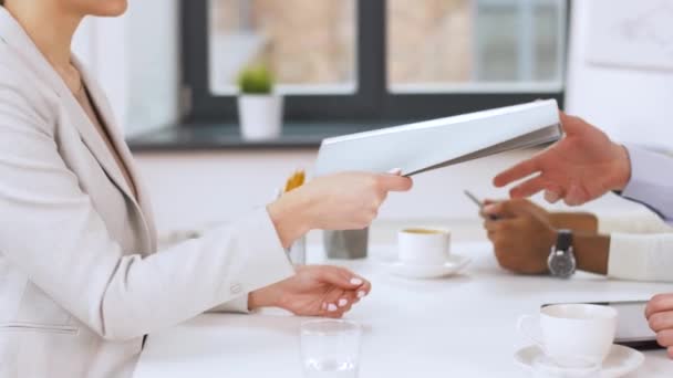 Reclutadores teniendo una entrevista con el empleado — Vídeo de stock