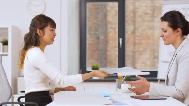 Arbeitgeber führt Vorstellungsgespräch mit Mitarbeiter im Büro — Stockvideo