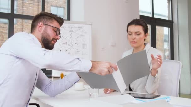 Arbeitgeber führt Vorstellungsgespräch mit Mitarbeiter im Büro — Stockvideo