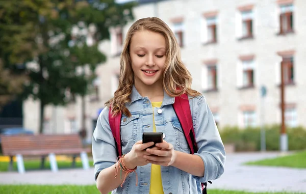 Okul çantası ve akıllı telefonu olan genç kız. — Stok fotoğraf