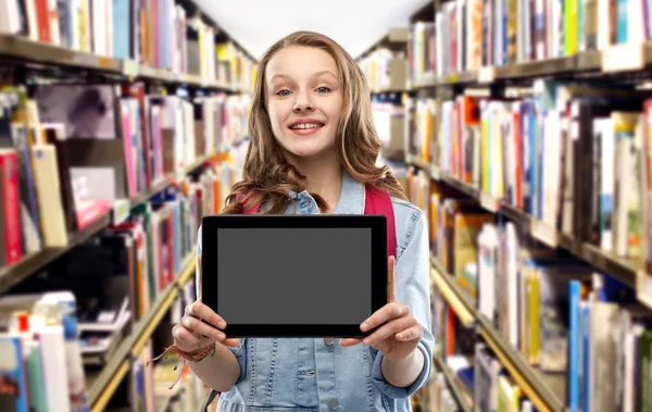 Elev flicka med Tablet PC på skolan bibliotek — Stockfoto