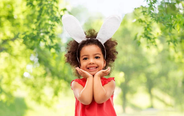 Menina feliz vestindo orelhas de coelho Páscoa posando — Fotografia de Stock