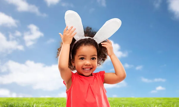 Lycklig liten flicka klädd påsk bunny öron — Stockfoto