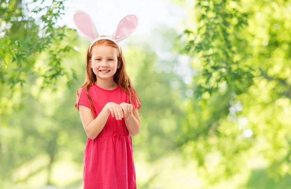 Glad röd korthårig flicka klädd påsk bunny öron — Stockfoto