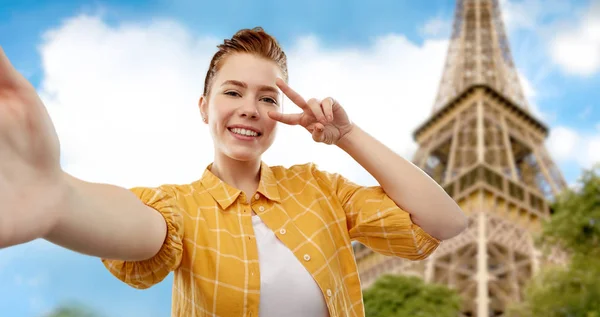 Tonårs flicka tar selfie över Eiffeltornet — Stockfoto