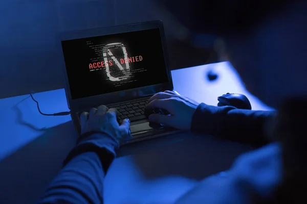 Erişim reddedildi mesaj laptop ile hacker elleri — Stok fotoğraf