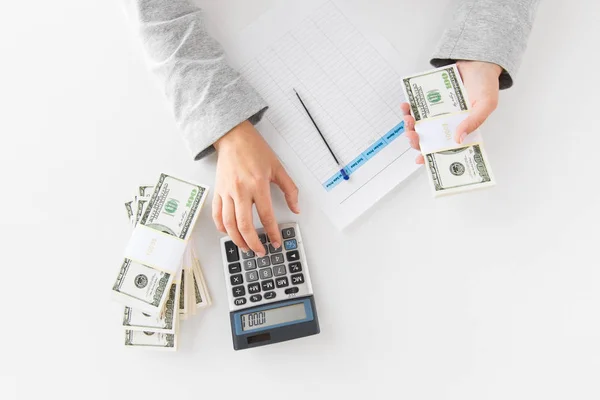 Mani con calcolatrice e forma fiscale contando denaro — Foto Stock