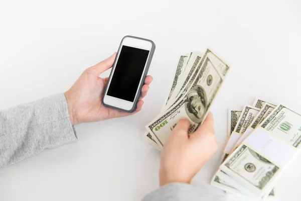 Close-up van de handen met smartphone en dollar geld — Stockfoto