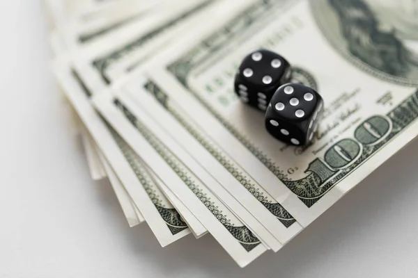 Close-up van Black Dice op dollar geld — Stockfoto