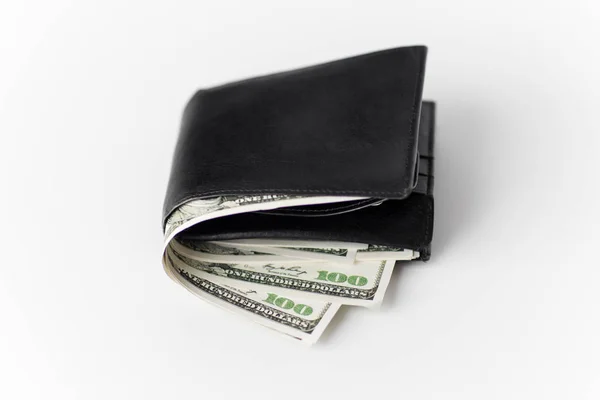 Κοντινό κομμάτι μαύρου πορτοφολιού με χρήματα δολαρίου — Φωτογραφία Αρχείου