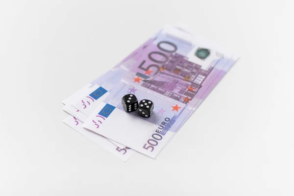Primer plano de los dados negros y el dinero en euros — Foto de Stock