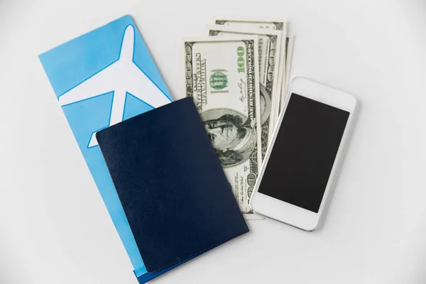 Biglietto aereo, denaro, smartphone e passaporto — Foto Stock
