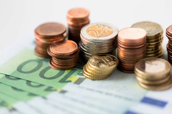 Primer plano de las monedas en euros y los billetes de papel moneda — Foto de Stock