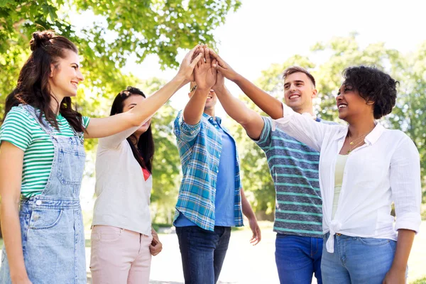 Amici felici facendo cinque in parco — Foto Stock