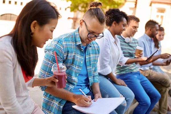 Skupina šťastných studentů s notebookem a nápoji — Stock fotografie