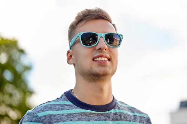 Portrait of man in sunglasses in summer outdoors — Stock Photo, Image