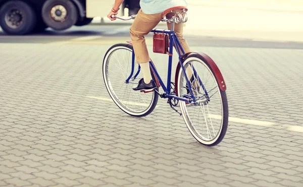 Hombre hipster montar bicicleta de engranaje fijo — Foto de Stock