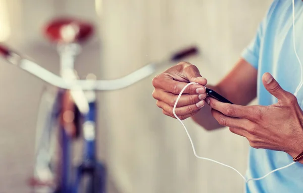 Mann mit Kopfhörer und Smartphone hört Musik — Stockfoto